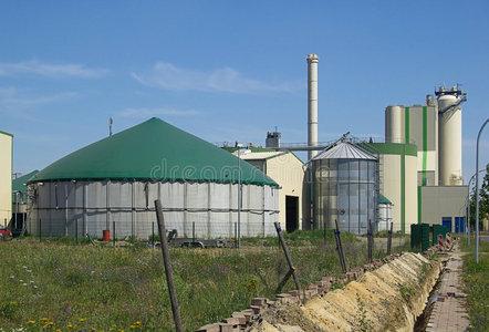 生物f沼气发电厂,背后广角蓝天的衬托大钢制压力罐啤酒厂里拿着啤酒杯